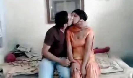 Balıketli Bella şişman kıçını kapalı gösterir ve bir seks konulu sex video oyuncak kullanarak