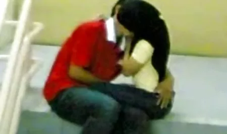 Genç bir mobil konulu sex kişi yardımcı olur