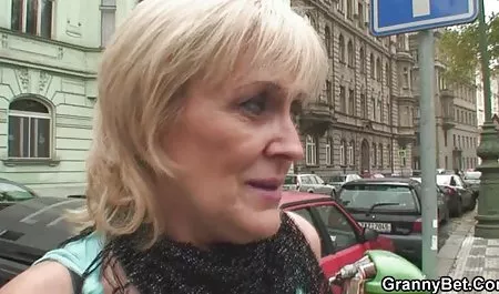 Brunette teen Holly alır çarptı konulu kısa sex