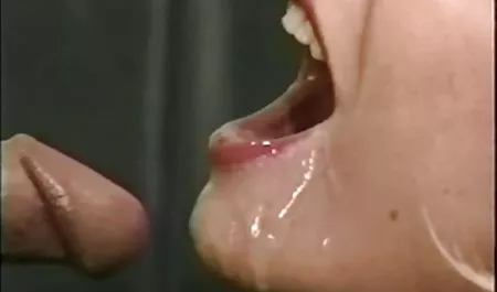 Yine konulu seksizle ev yapımı yapay penis ile oynuyor